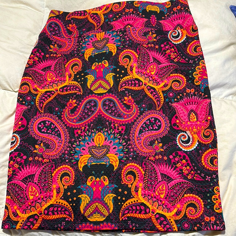 Beautiful paisley LulaRoe skirt. Polyester XL